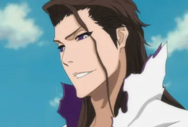Sosuke Aizen, antagonista de Bleach, aparece em close com cabelos castanhos longos, olhos roxos e um sorriso discreto. Ele veste roupa branca com gola alta, diante de um céu azul com nuvens. A imagem transmite elegância, confiança e ameaça silenciosa.
