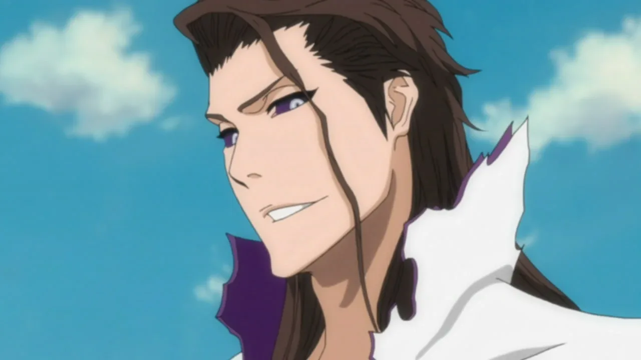 Sosuke Aizen, antagonista de Bleach, aparece em close com cabelos castanhos longos, olhos roxos e um sorriso discreto. Ele veste roupa branca com gola alta, diante de um céu azul com nuvens. A imagem transmite elegância, confiança e ameaça silenciosa.