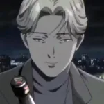 Johan Liebert, personagem de Monster, aparece em close com cabelo loiro-claro e expressão serena durante a noite. Ele veste terno escuro e segura uma garrafa diante de uma cidade iluminada ao fundo, criando uma atmosfera elegante e ameaçadora.