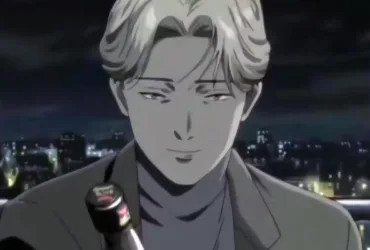 Johan Liebert, personagem de Monster, aparece em close com cabelo loiro-claro e expressão serena durante a noite. Ele veste terno escuro e segura uma garrafa diante de uma cidade iluminada ao fundo, criando uma atmosfera elegante e ameaçadora.