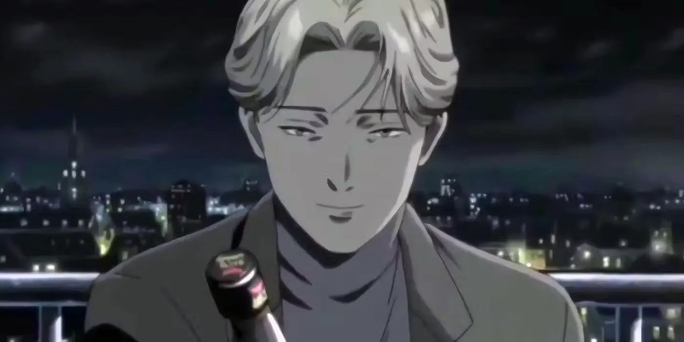 Johan Liebert, personagem de Monster, aparece em close com cabelo loiro-claro e expressão serena durante a noite. Ele veste terno escuro e segura uma garrafa diante de uma cidade iluminada ao fundo, criando uma atmosfera elegante e ameaçadora.