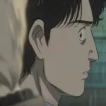 Cena de Monster com Kenzo Tenma em primeiro plano, de perfil e expressão séria, enquanto Johan Liebert aparece desfocado ao fundo. O ambiente interno de tons escuros cria uma atmosfera de suspense, investigação e tensão psicológica.