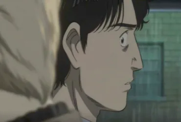 Cena de Monster com Kenzo Tenma em primeiro plano, de perfil e expressão séria, enquanto Johan Liebert aparece desfocado ao fundo. O ambiente interno de tons escuros cria uma atmosfera de suspense, investigação e tensão psicológica.