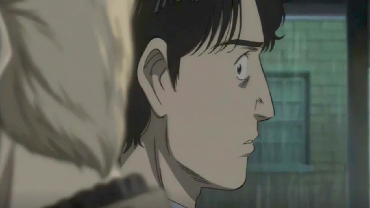 Cena de Monster com Kenzo Tenma em primeiro plano, de perfil e expressão séria, enquanto Johan Liebert aparece desfocado ao fundo. O ambiente interno de tons escuros cria uma atmosfera de suspense, investigação e tensão psicológica.