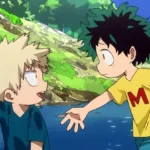 Cena de My Hero Academia com Izuku Midoriya, o Deku, ainda criança e usando camiseta amarela, estendendo a mão para Katsuki Bakugo, que está sentado perto de um riacho. Ao fundo há árvores, pedras e céu azul, em uma lembrança da infância dos dois.