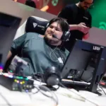 Jogador usando headset durante competição de Warzone