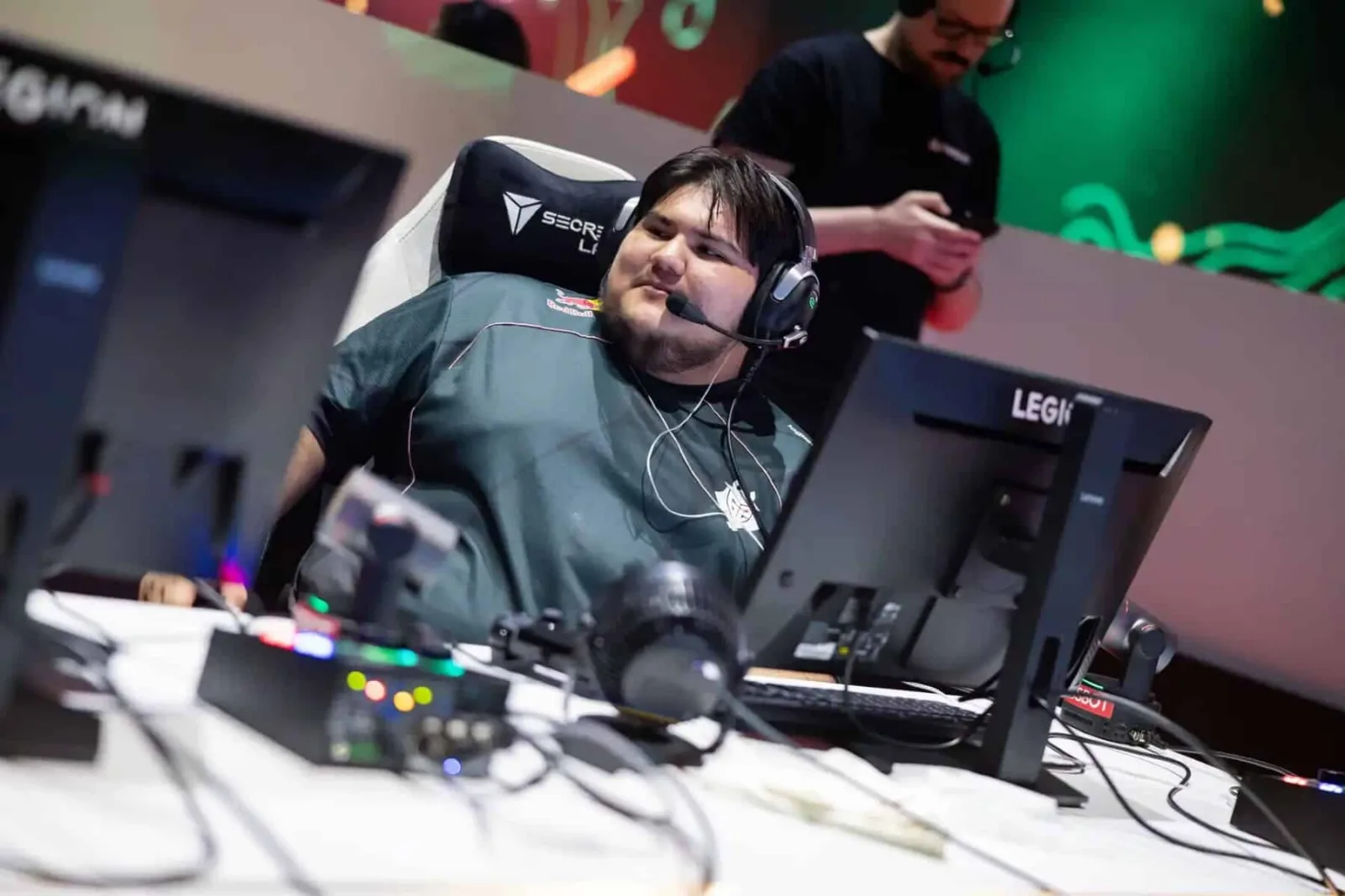 Jogador usando headset durante competição de Warzone
