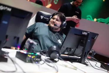 Jogador usando headset durante competição de Warzone