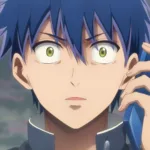 Personagem masculino de Psyren aparece em close com cabelo azul-escuro espetado e olhos verdes, segurando um telefone azul junto ao rosto. Ele veste uniforme escolar escuro e tem expressão surpresa diante de um fundo nebuloso, sugerindo suspense e ficção científica.