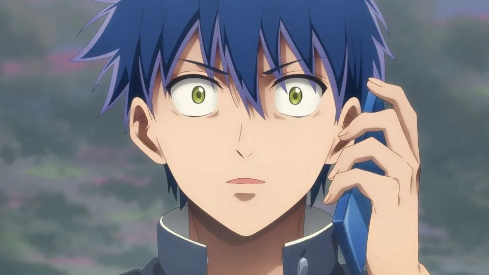 Personagem masculino de Psyren aparece em close com cabelo azul-escuro espetado e olhos verdes, segurando um telefone azul junto ao rosto. Ele veste uniforme escolar escuro e tem expressão surpresa diante de um fundo nebuloso, sugerindo suspense e ficção científica.