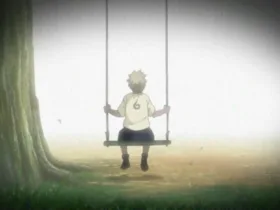 Naruto Uzumaki aparece de costas sentado sozinho em um balanço preso a uma grande árvore. A cena tem luz esbranquiçada e atmosfera melancólica, enquanto o personagem observa à distância um espaço vazio, reforçando sua solidão na infância.