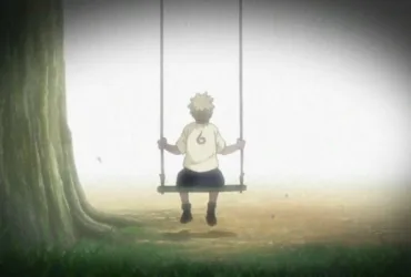 Naruto Uzumaki aparece de costas sentado sozinho em um balanço preso a uma grande árvore. A cena tem luz esbranquiçada e atmosfera melancólica, enquanto o personagem observa à distância um espaço vazio, reforçando sua solidão na infância.