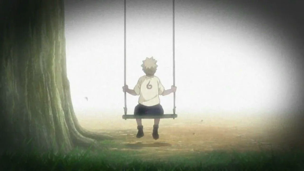 Naruto Uzumaki aparece de costas sentado sozinho em um balanço preso a uma grande árvore. A cena tem luz esbranquiçada e atmosfera melancólica, enquanto o personagem observa à distância um espaço vazio, reforçando sua solidão na infância.